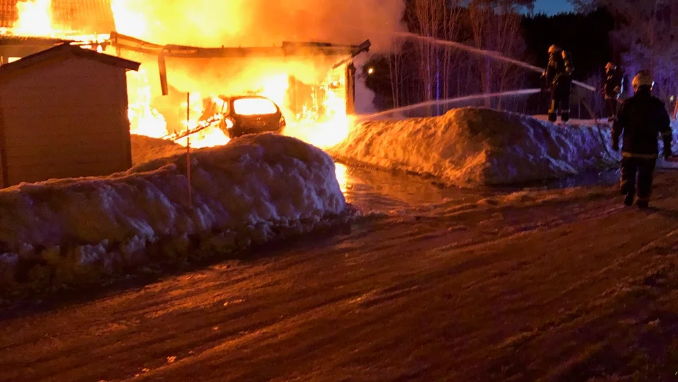 Räddningstjänsten ryckte ut till en övertänd villa i Ursviken under natten.