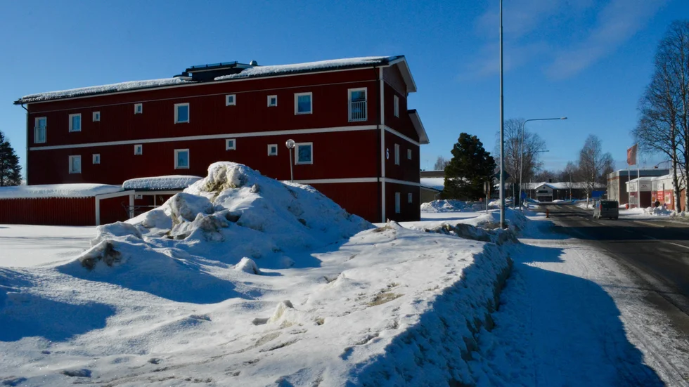 Det här hyreshuset på Kusforsvägen är en av tre fastigheter som anses övervärderade och skrivs ned. De andra är Hällan 8 (före detta hotellet) och Gästis.