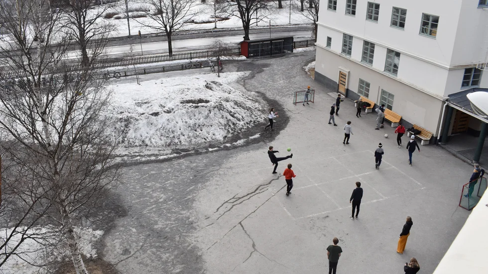 Glest mellan barnen på Kanalskolan i Skellefteå. ”Eleverna är medvetna om den allvarliga situationen”, säger Nicklas Brorsson, rektor. 