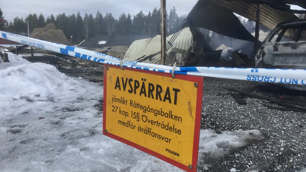 Huset och intilliggande garage totalförstördes vid branden i Ursviken natten mot onsdag.