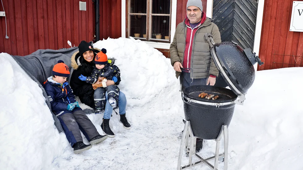Sedan 2013 har korvmakaren Christofio Ahmet tillsammans med Emelie Hertz, här med barnen Rasmus och Edgar, drivit familjeföretaget Västerbotten korv i Lövsele.
