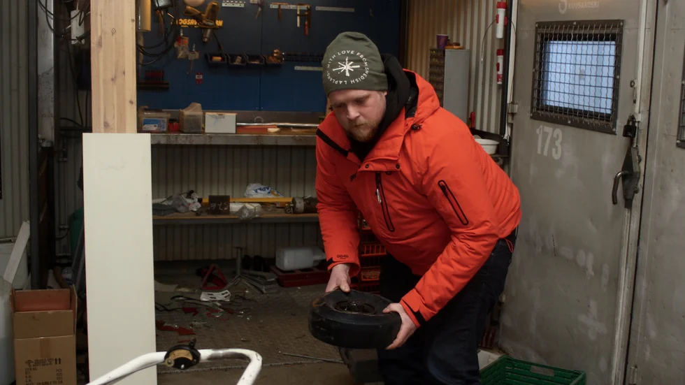 Daniel Petersson röjer upp i den blivande lokalen där montaget ska ske. 