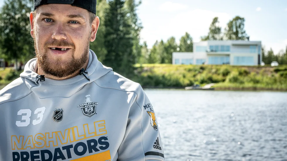 Viktor Arvidsson med det nybyggda huset i bakgrunden. Att vara hemma och koppla av är något som Nashville Predators stjärna värderar högt.
