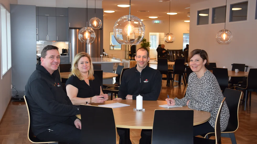 I nya lokaler. Fr v Mattias Jakobsson, Margit Nord, Petrus Forslund och Anna-Lena Eriksson sitter i företagets fikarum på övre plan i den nya fastigheten.