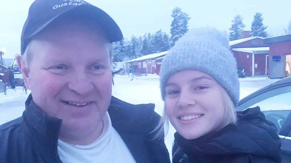 Jan Gustavsson med dottern Hanna sedan familjehästen Forspärla tagit sin fjärde årsseger.