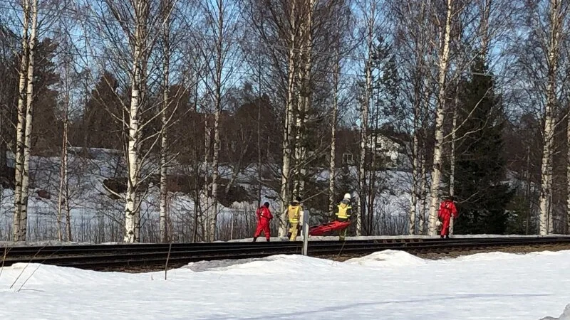 Räddningstjänsten på väg ner till Skellefteälven den 8 april 2019.