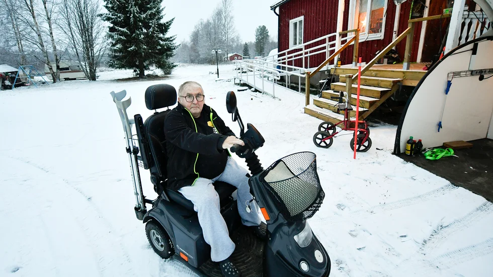 Sivert Vikström behöver färdtjänst med specialfordon för att kunna ta sig ut. Men när tillståndet skulle förnyas så blev det stopp.