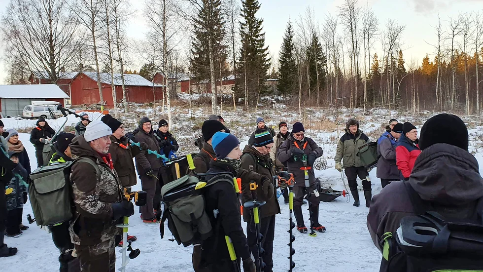 Cirka 70 förväntasfulla pimpelfiskare redo ge sig ut på årets pimpeltävling på Gärdefjärden med isborr och ryggsäck före start.