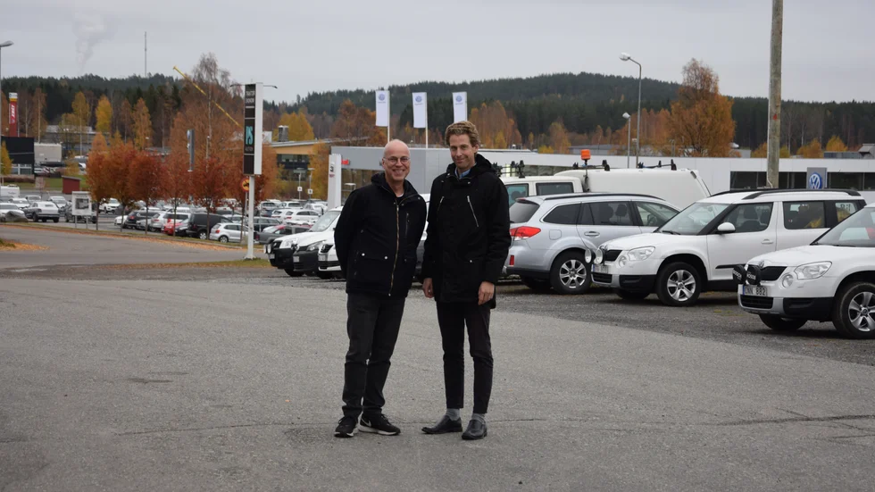 Nöjda. Mats Brännström, vd för Norrlands Bil Service AB och Johan Söderberg, koncernekonomichef, är glada att de bara rakt över vägen från dagens anläggning har hittat en lösning på företagets trångboddhet.