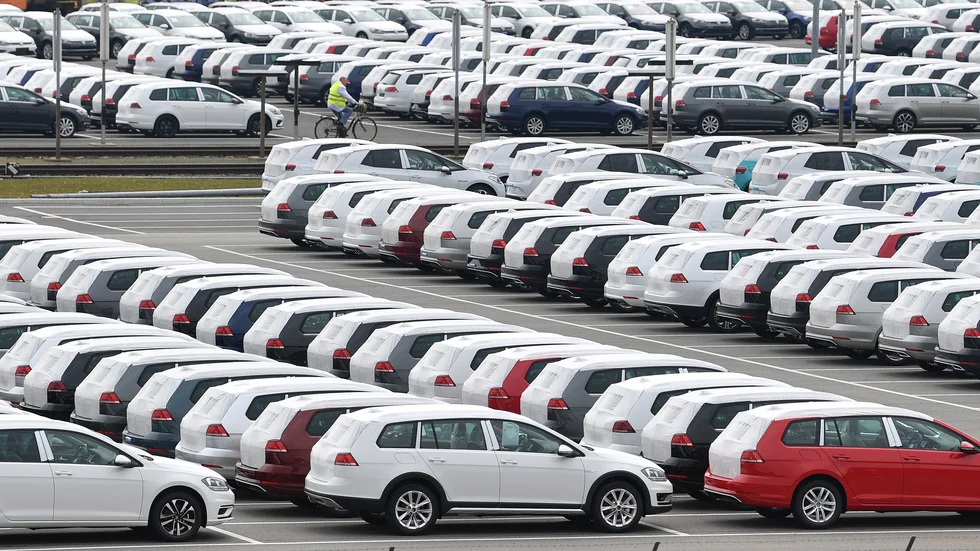 Nybygga bilar vid Volkswagens fabrik i Zwickau, Tyskland, den 17 mars – dagen då företaget meddelade att de flesta av fabrikerna i Europa skulle stängas.