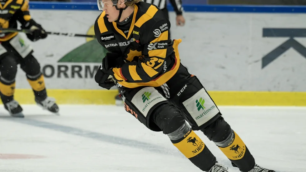 Albin Eriksson stängs av en längre tid efter matchstraffet i Skellefteå AIK:s J20-match i helgen. 
