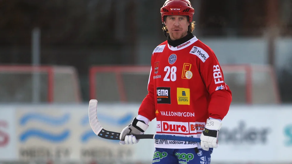 Daniel Lehnbom håller i gång laget på Grosvad hela februari innan den coronastoppade säsongen blir ett femte år i Faik. "Danne", som fyller 41 år i september, har presenterats som spelande tränare.