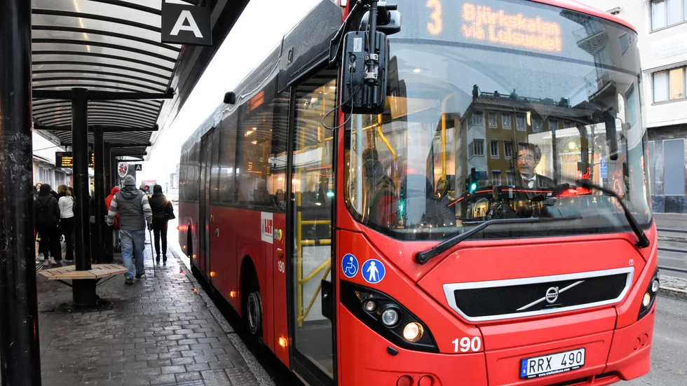 Det var här, på busshållplatsen vid Smedjegatan, som händelsen inträffade. Bilden har inget samband med händelsen.