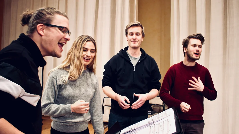 Christofer Andersson, Linn Andersson, Gustav Karlsson och Emil Wallgren i Jang Vojses  älskar att sjunga i stämmor tillsammans med varandra. Nu får vokalgruppen Katrineholms kommuns kulturstipendium.