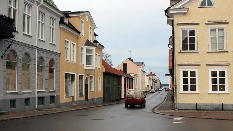 Tidigare i år gav miljö- och byggnadsnämnden uppdraget att utreda bullernivåerna på Hamngatan till samhällsbyggnadskontoret, som anlitat en akustikkonsult på Sweco. Utredningen visar att tillåtna bullernivåer endast överstigs vid tre hus.