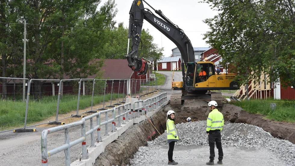 Nu har renoveringen av Rutviksvägen börjat i Gammelstads kyrkby. Vägarna kommer att bli smalare för att få ner bilarnas hastighet och fotgängare ska kunna gå säkert på gångvägar vid sidan av.