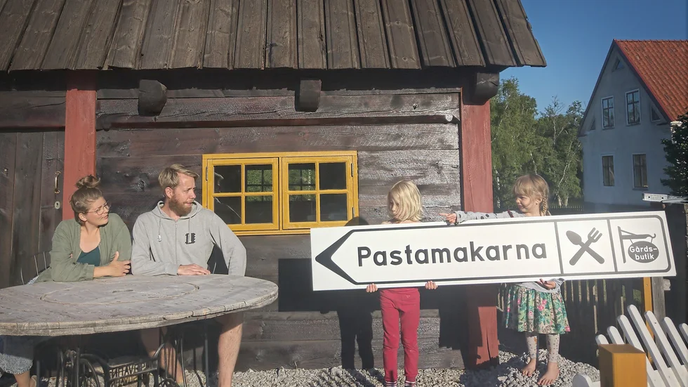 Hanna och Kristoffer Dagerås kommer från och med i sommar att driva två restauranger på Fårö. Barnen Bosse och Edith visar var de tycker attrestaurangen ska ligga.