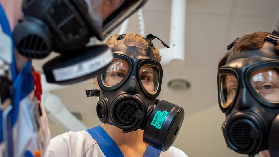 Micael Taavo lade sig själv i en säng för att ta en bild som illustrerar hur patienterna vaknar upp. "När vi tar patienterna ur respirator möter de personer i skyddsmask som mumlar och är svåra att förstå. Det är inte ett positivt uppvaknande hur vi än gör, men vi måste tänka på att skydda oss själva för att kunna fortsätta vårda", säger läkaren Peter Galos.