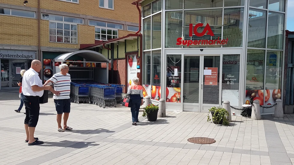 En viss förvirring råder bland väntande Ödeshögsbor som vill komma in på Ica för att handla.