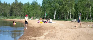 Glest på stranden trots värmen