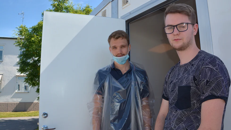 Johan Blomberg och Albin Myrén från Infoslution fick en lugn start när teststaionen för covid-19 öppnade i Vimmerby på fredagen.
