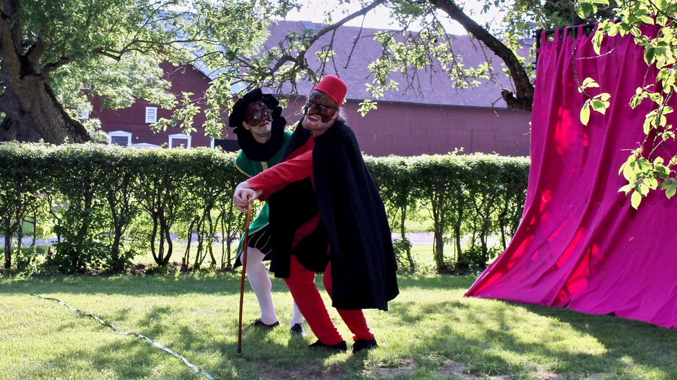 Det blir snabba kast, improvisationer och galna förvecklingar när Teater 7 tar sig an 1600-talspjäsen "Den flygande doktorn". Här des skådespelarna Ola Wallinder och Henrik Christiansen. 