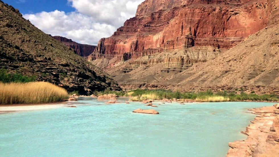 Coloradofloden kan ge svettiga Grand Canyon-turister svalka. Arkivbild.