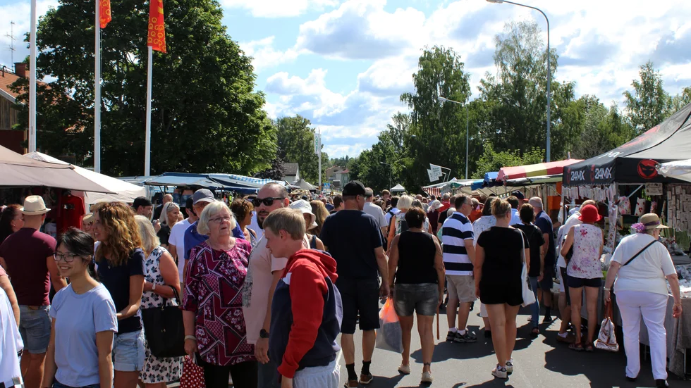 Så här såg det ut förra året när tusentals besökare kom till Rejmyre marken, i år ställs marknaden in.