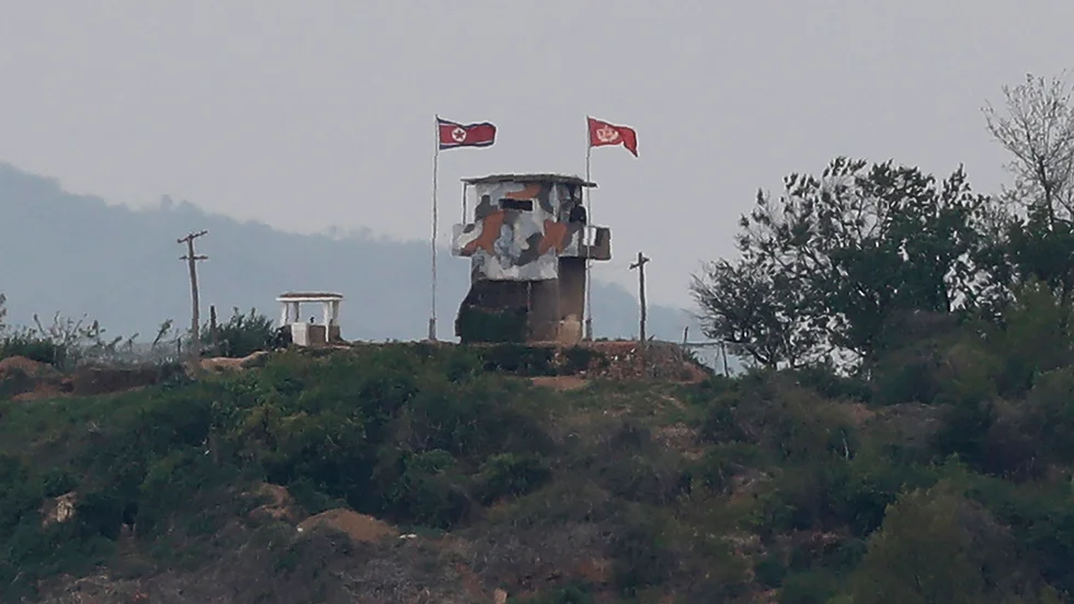 Nordkoreanska flaggor vajar vid ett vakttorn, i en bild från i början av maj.