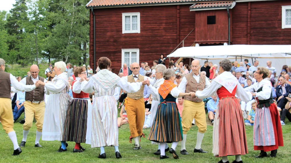 I Vimmerby kommun kan du fira midsommar på flera olika platser. I Gästgivarehagen finns möjlighet att se dansuppvisning med folkdanslaget.