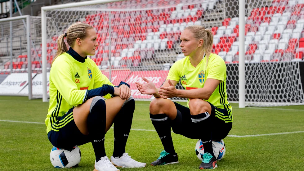Magdalena Eriksson och Jonna Andersson kan bli engelska mästare om Super League avslutas i förtid. Arkivbild.