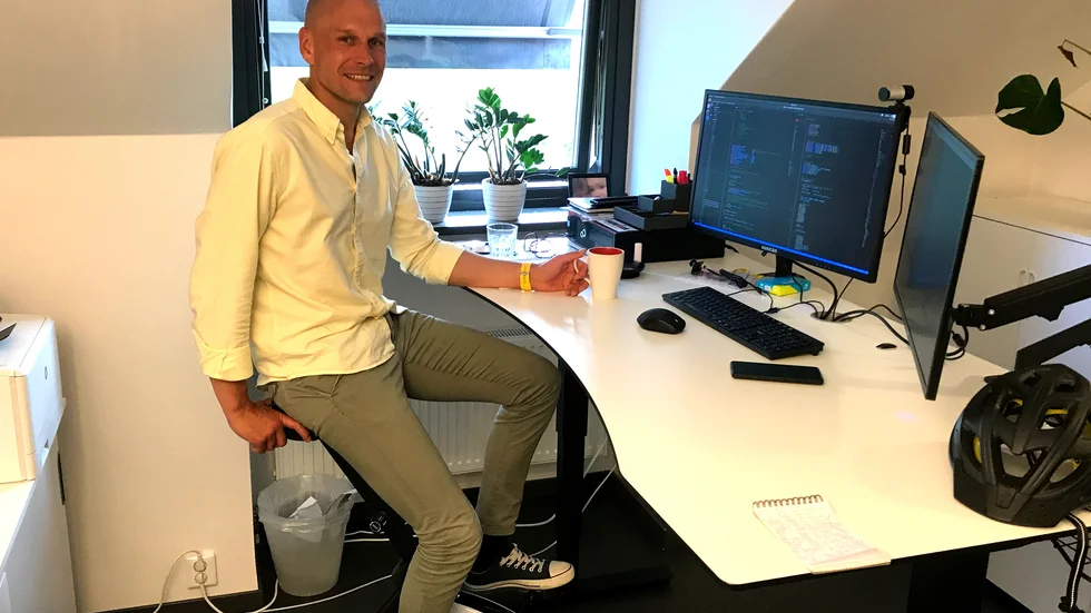 Den ensamme maratonlöparen har ambition att bli Motalas meste Ironman. Här ses han på jobbet som "den cyklande kontorsråttan". Mikael Trieb, en gång svensk mästare i undervattensrugby, gästar veckans Sportsnack.