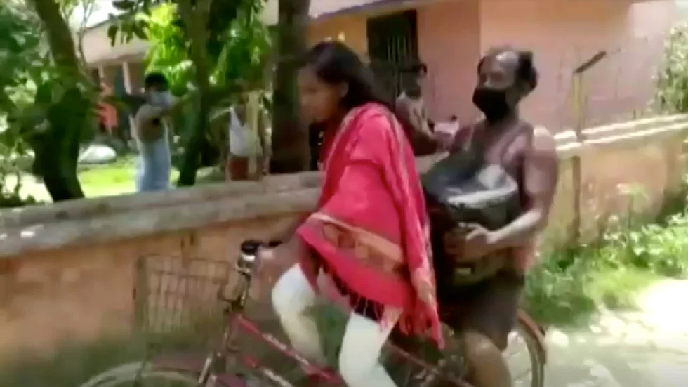 Jyoti Kumari skjutsade hem sin pappa – en tur på 120 mil. Nu kan hon bli landslagscyklist.
