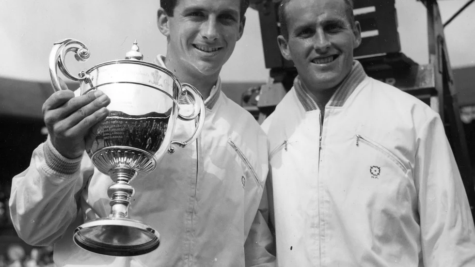 Ashley Cooper, till vänster, med Wimbledonpokalen efter segern över Neale Fraser, till höger, 1958.