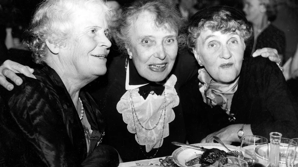 Här ser vi Moa Martinson till höger tillsammans med författaren Amelie Posse till vänster och skådespelerskan Gerda Lundeqvist i mitten. 
