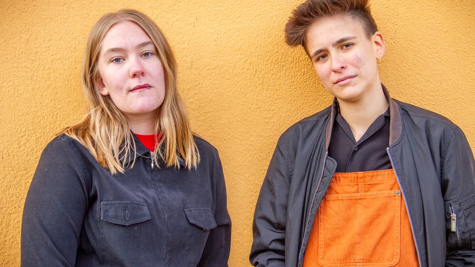 Ella-studenterna Stina Söderström och Charlie Klingberg vill deras ljudpromenader ska fungera som en varningsklocka.