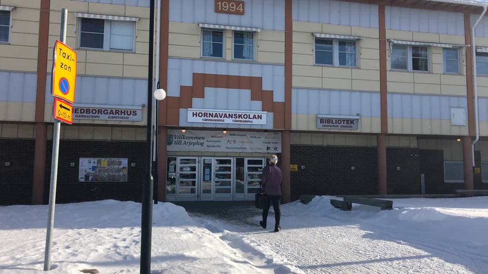 En vecka efter regeringens rekommendation om att alla gymnasieskolor, komvux och högskolor ska stänga och ägna sig åt fjärrundervisning, har Hornavanskolan fortfarande öppet. 