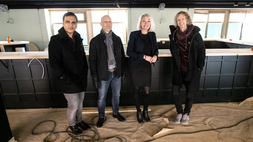 "Alla medarbetare i våra hälsoteam jobbar hårt för att hantera situationen med corona och vill gärna vara med och bidra, det här kan vara ett sätt", säger Alex Sajjad, allmänläkare och verksamhetschef för Ekeby och Aros Hälsocenter, till vänster, här med vd Mats Brolin, Erika Söderman, hotellchef, och Patrik Thörnqvist, Ekebygruppen.