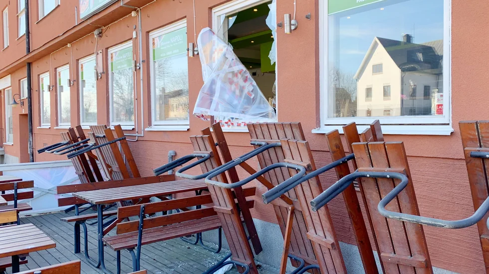Inbrottstjuvarna tog sig in genom ett av pizzerians skyltförnster.
