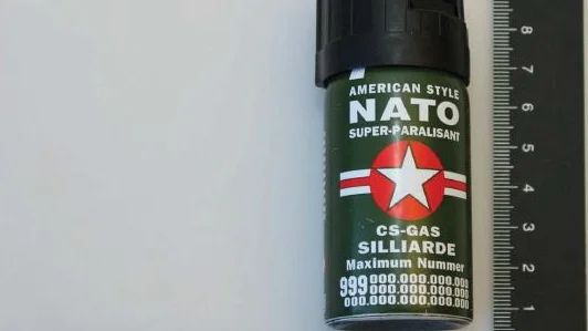 En kvinna i Eskilstuna döms för att ha haft tårgasspray i hemmet. Hon fick sprayen av sitt ex, för att skydda sig mot honom, uppger hon i förhör.