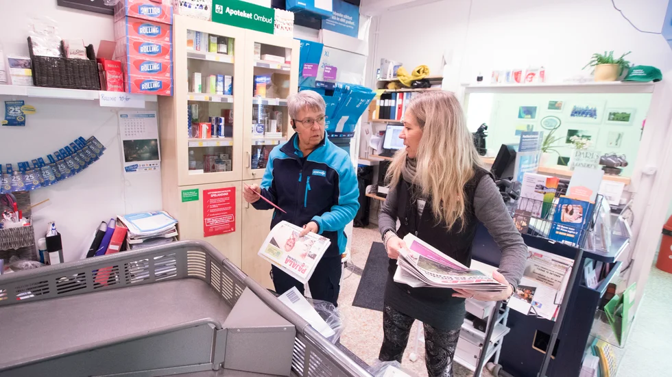 Lantbrevbäraren Maria Johansson Ebermark kommer med bland annat paket från Postnords terminal i Pajala.