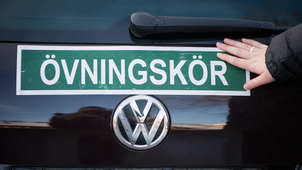 Fusket skulle minska om handledaren bara fick köra med en namngiven elev åt gången, menar signturen Vän av djur och natur.