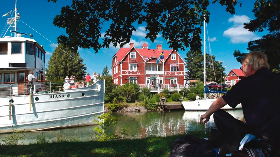M/S Diana på Göta kanal i Borensberg framför välkända Göta Hotell.