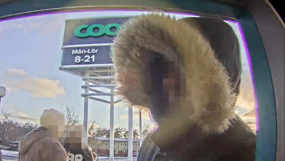 En av rånarna vid bankomaten – samtidigt som den målsägande står tillsammans med den andra mannen. 