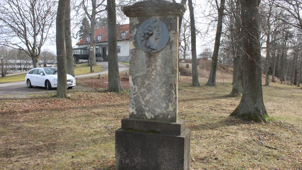 Idag står monumentet efter Aurora nära Villa Kullen. Men Risinge Hembygdsförening vill flytta det närmare Auroratemplet.