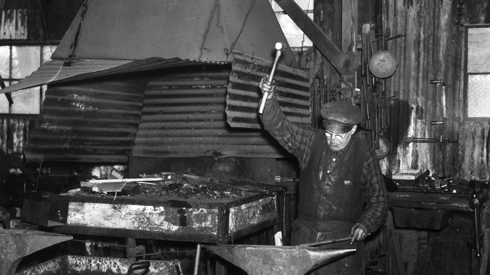 Uttrycket sin egen lyckas smed kan i kristider lätt vändas till att bli sin egen olyckas smed om samhällets trygghetssystem inte finns på plats.