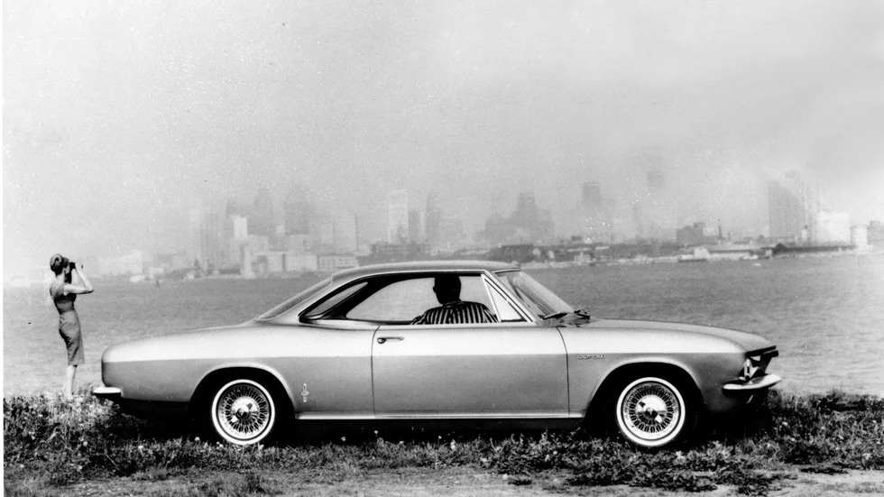 Chevrolet Corvair hade från början tekniska brister. Men fantasterna älskade – och älskar – modellen. Bilden visar en sportig tvådörrars coupé från 1965.