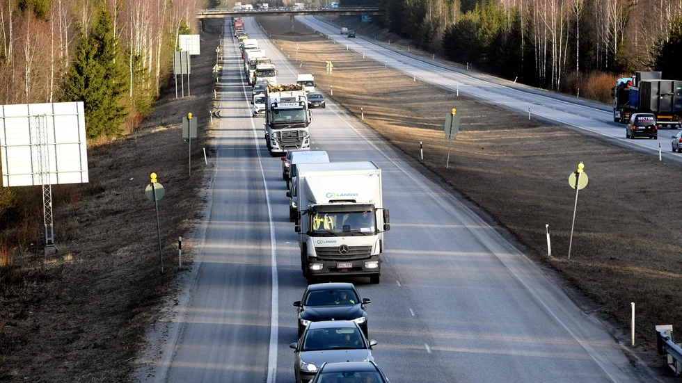 Långa köer på måndagsmorgonen vid en av de ungefär 30 vägspärrar som upprättats runt Helsingfors.