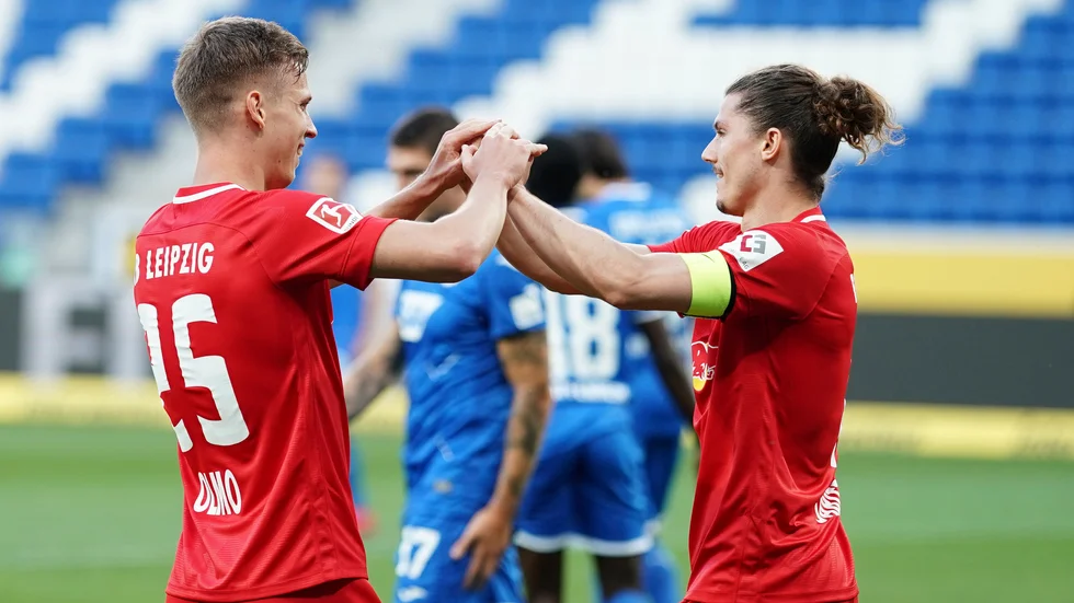 Leipzigs Dani Olmo, till vänster, firar efter sitt 2–0-mål mot Hoffenheim.