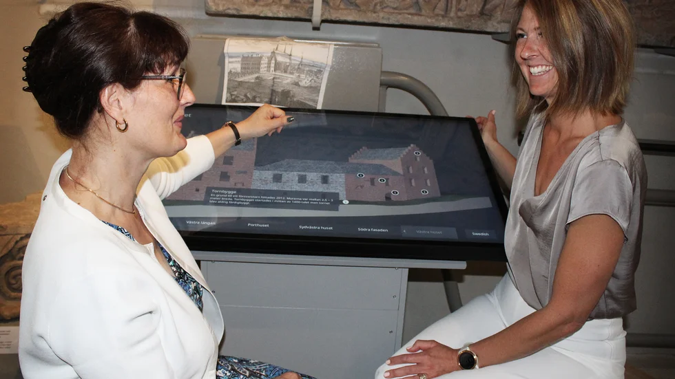 Museichefen Christel Storm och Interspectrals vd Louise Lennersten har samarbetat kring de nya interaktiva 3D-skärmarna på Linköpings slotts- och domkyrkomuseum. 